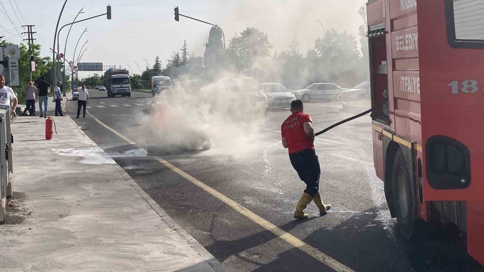 Niğde’de seyir halindeki otomobilde yangın çıktı
