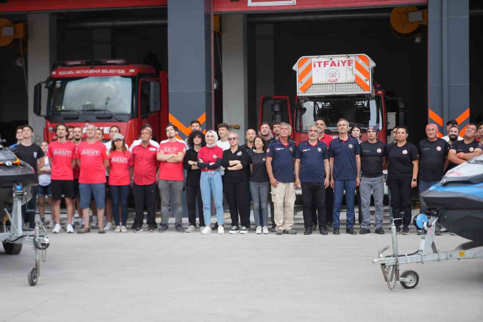 KOSKEM ekibi deniz sezonu hazırlıklarını tamamladı: Plajda hayat nöbeti yarın başlıyor
