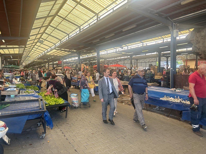 Vali İlhami Aktaş, Canlı Hayvan Pazarı ve Cuma Pazarında incelemelerde bulundu
