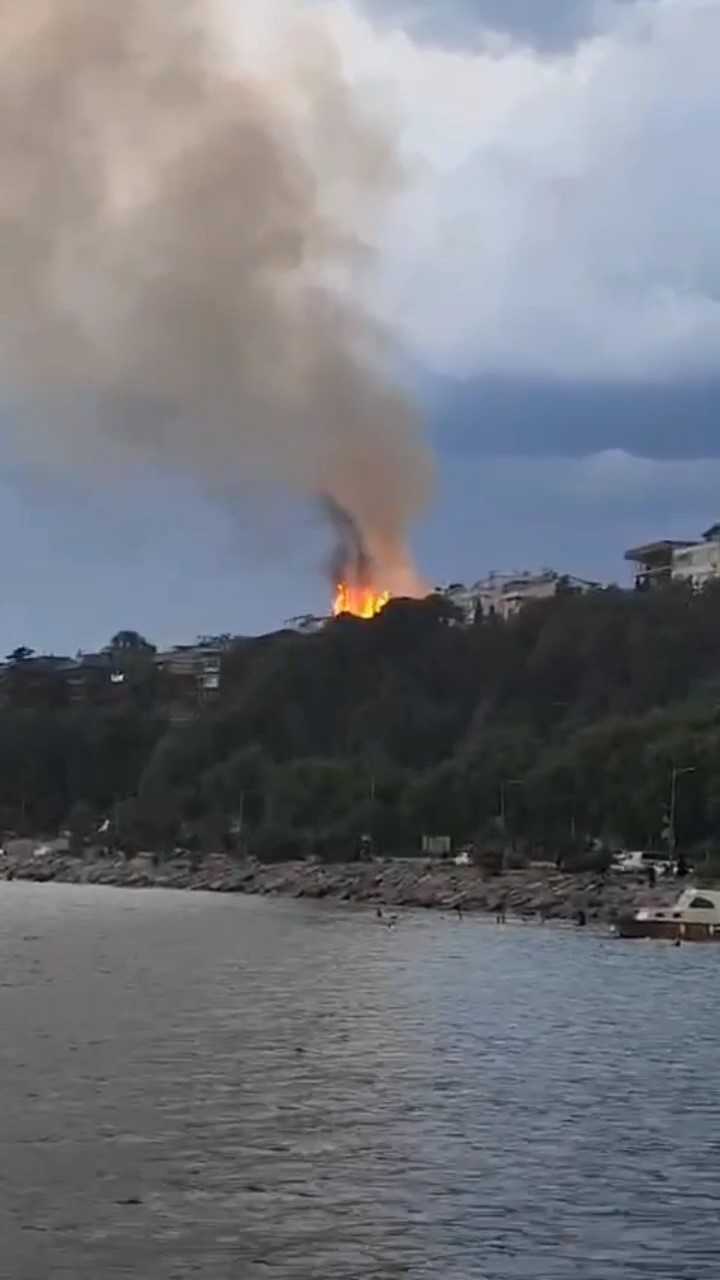 Üsküdar’da ahşap bina alev alev yandı
