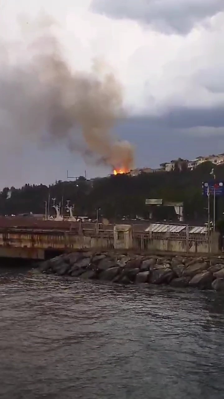 Üsküdar’da ahşap bina alev alev yandı
