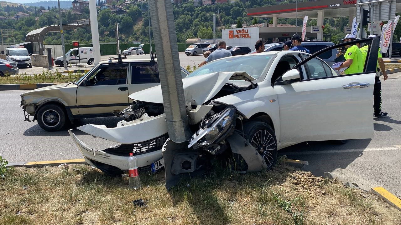 İki otomobilin çarpıştığı kaza anı araç kamerasına yansıdı: 4 yaralı
