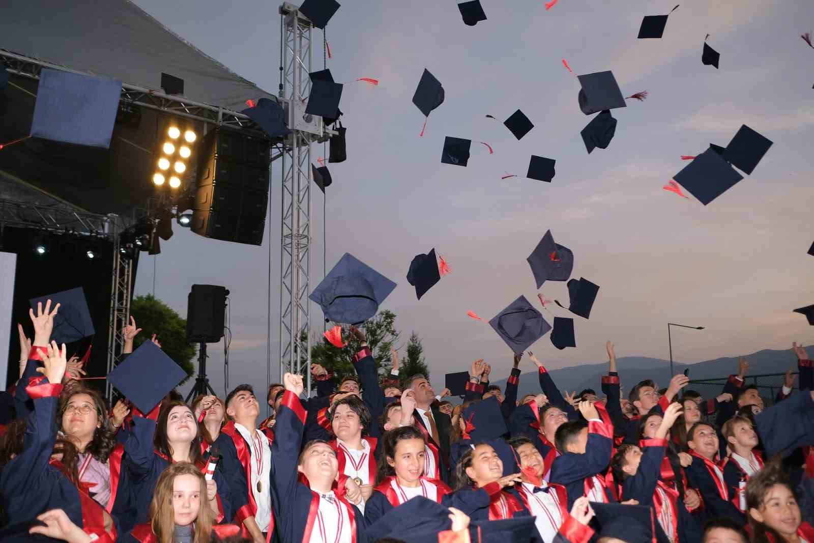 Ünlü şarkıcı Ece Umay, öğrenciler için sahne aldı
