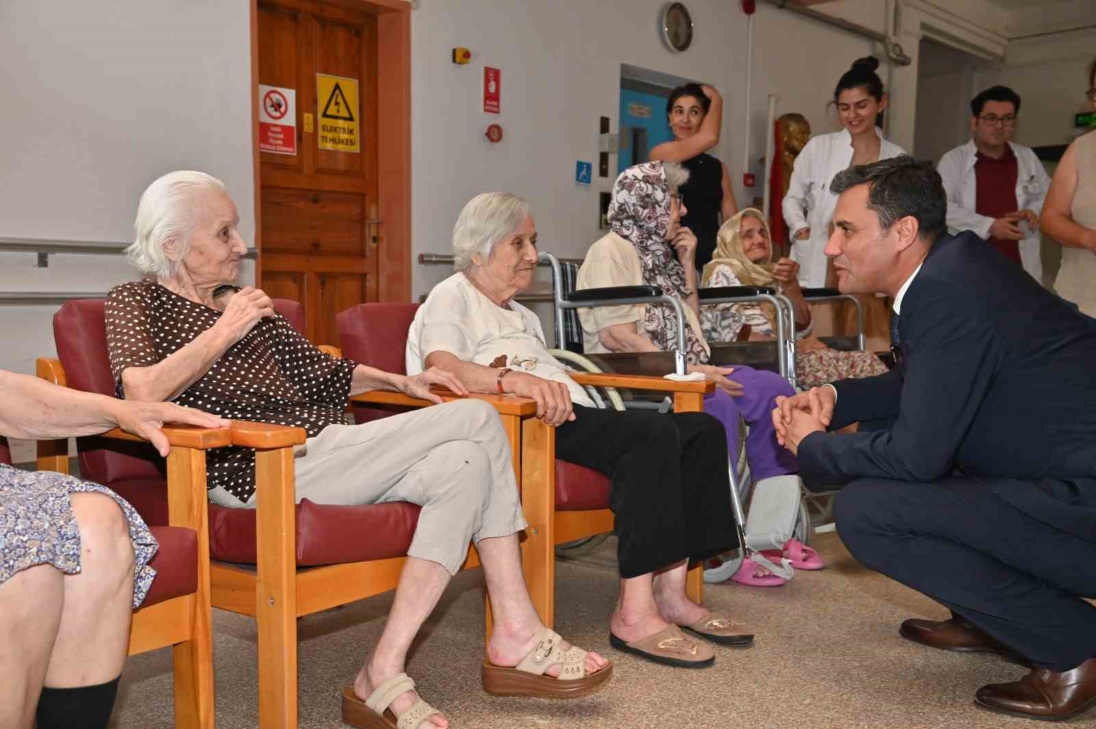 Başkan Zeyrek, mesai arkadaşlarının bayramını kutladı
