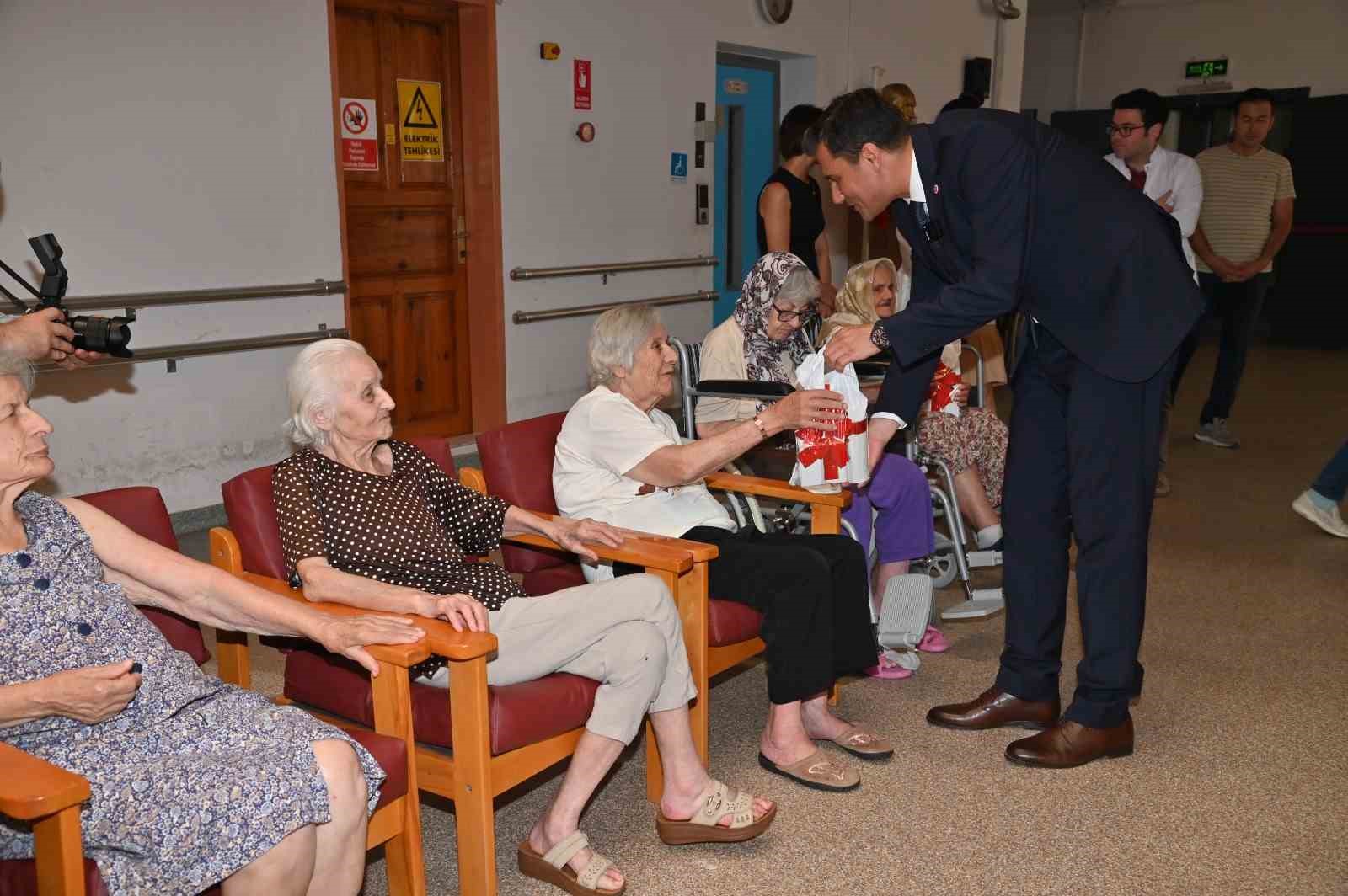 Başkan Zeyrek, mesai arkadaşlarının bayramını kutladı
