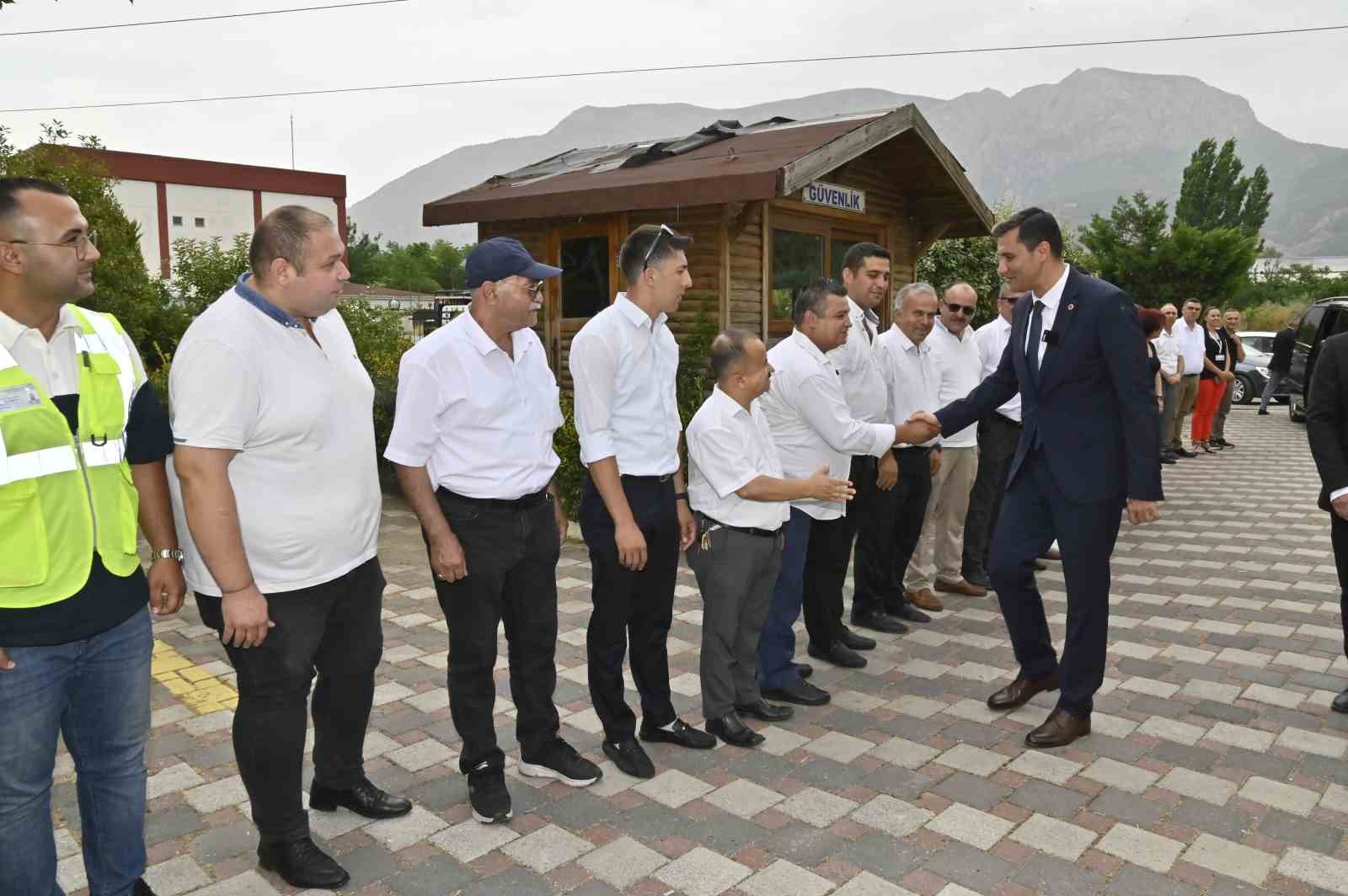 Başkan Zeyrek, mesai arkadaşlarının bayramını kutladı
