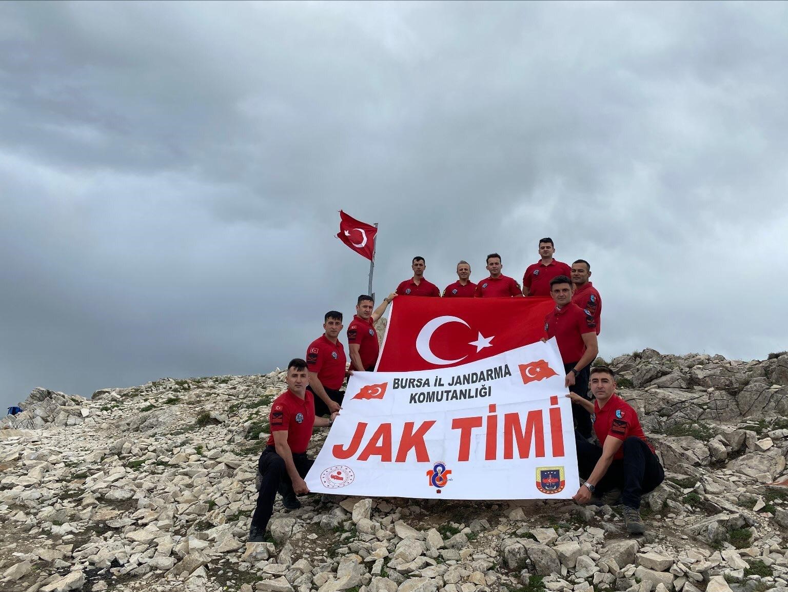 Komandolar 185. yılda Türk bayrağını Bursa’nın zirvesine taşıdı
