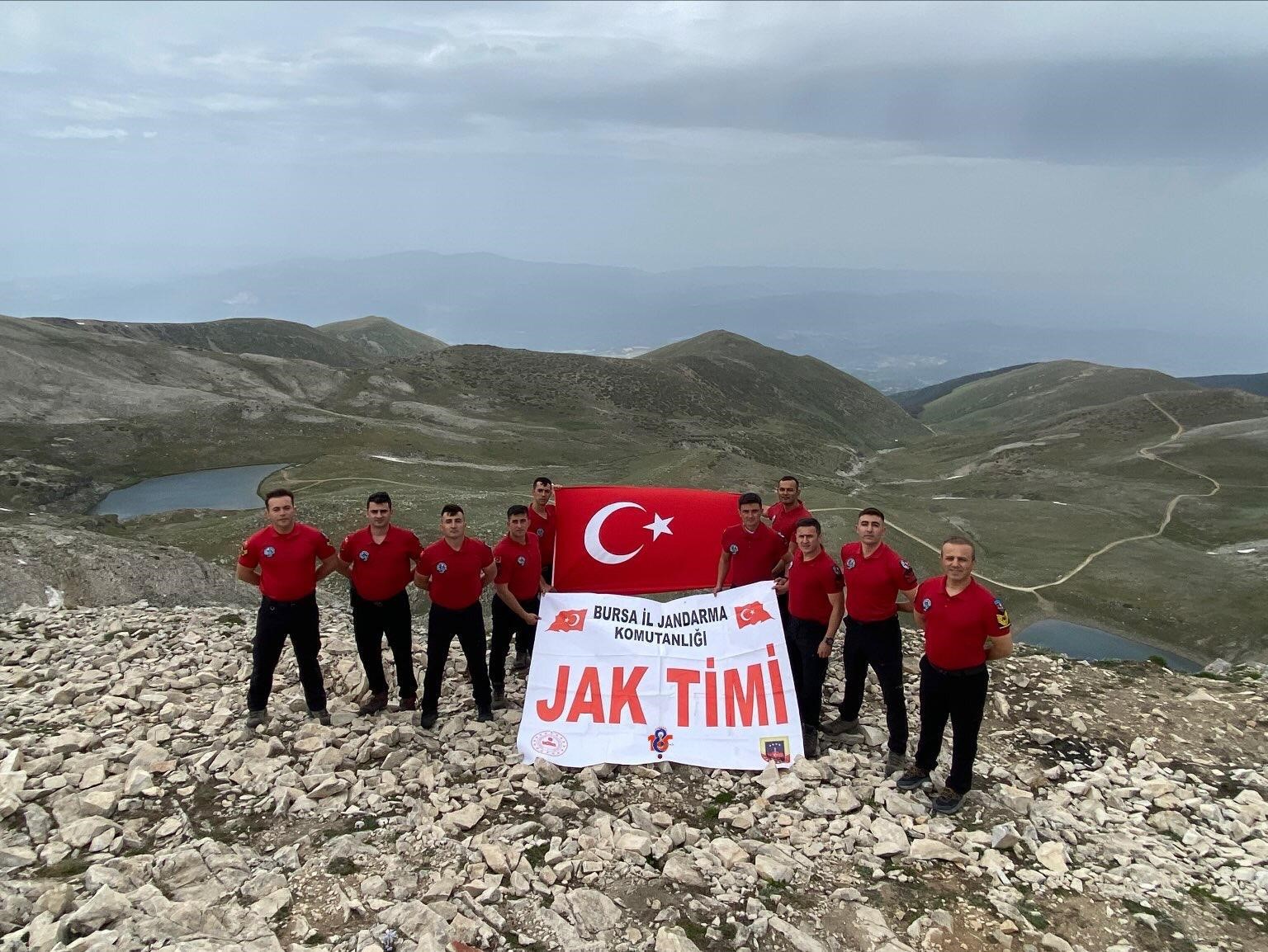 Komandolar 185. yılda Türk bayrağını Bursa’nın zirvesine taşıdı
