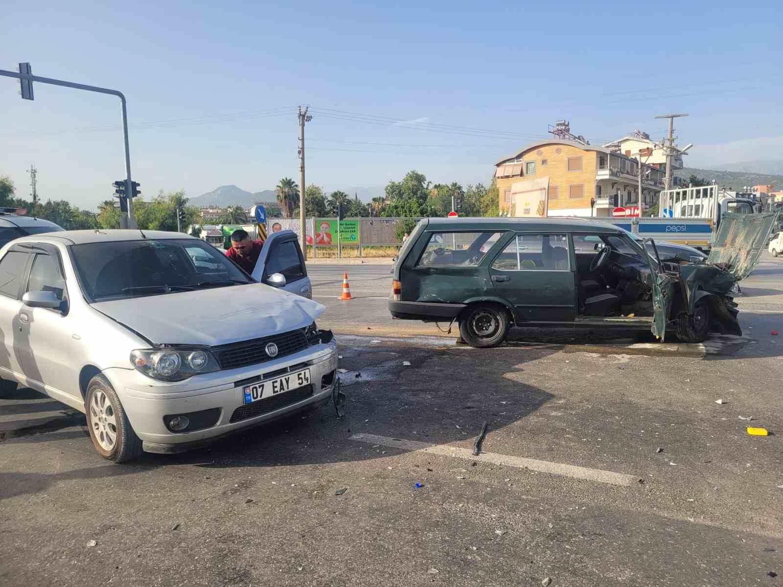 Sinyalizasyon sisteminin çalışmadığı kavşakta kaza: 4 yaralı
