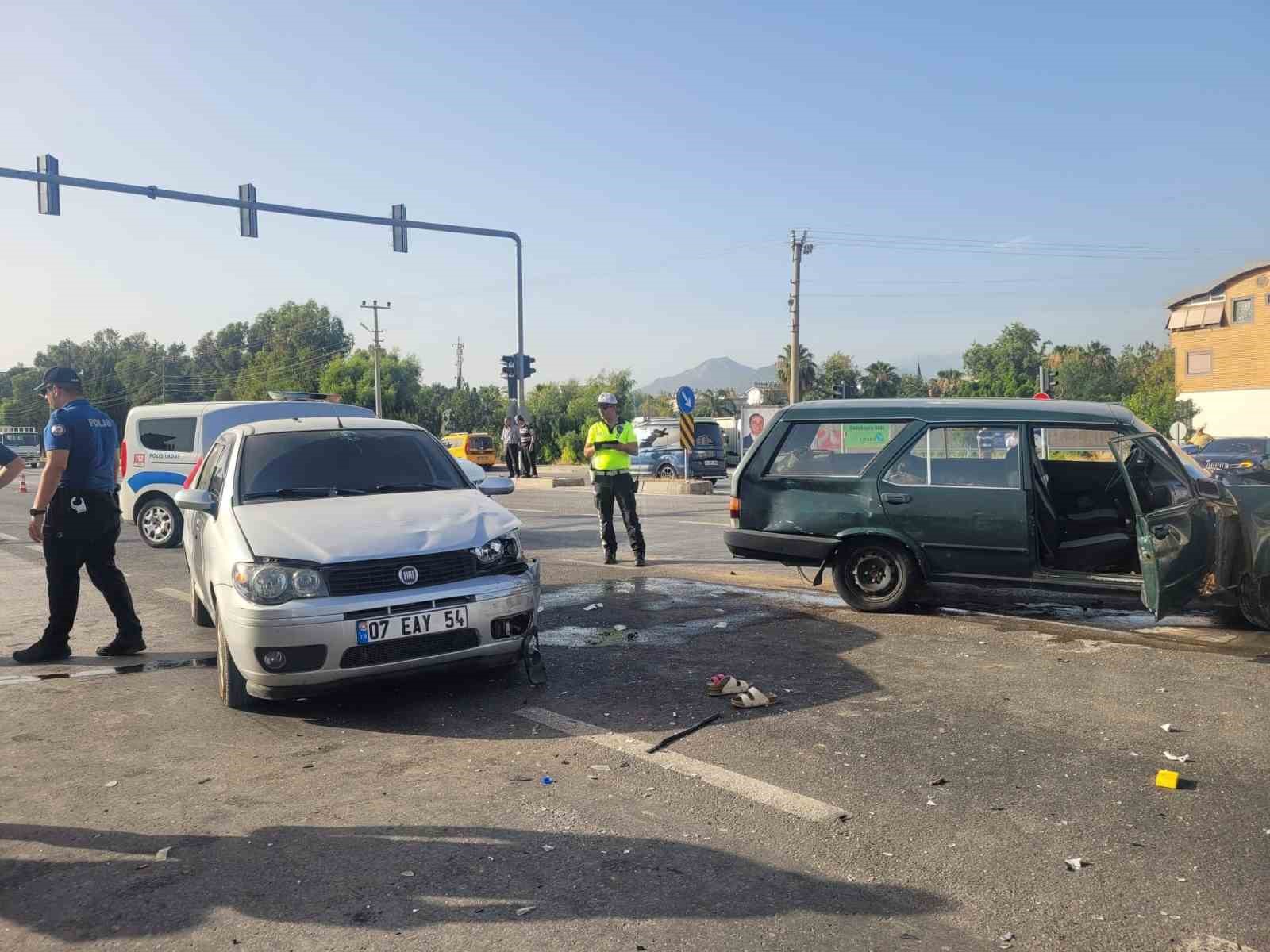 Sinyalizasyon sisteminin çalışmadığı kavşakta kaza: 4 yaralı
