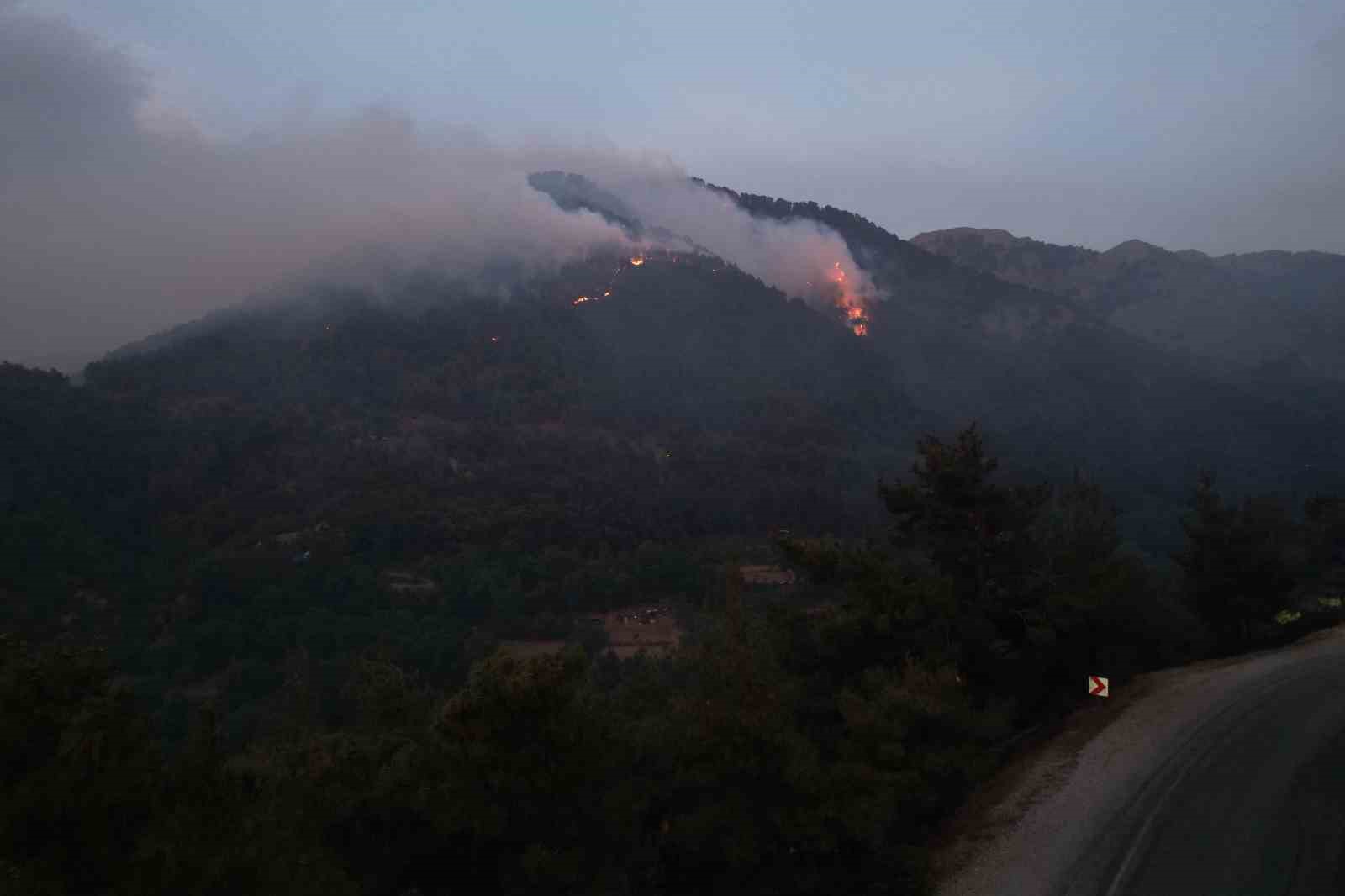 Yüzlerce kişiyi evinden eden yangın havadan görüntülendi
