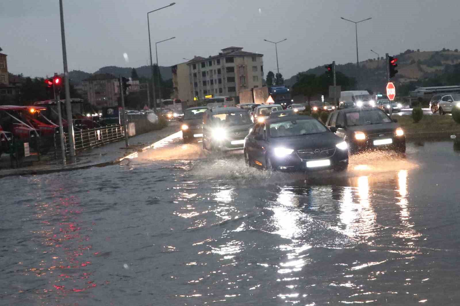 Havza’da sağanak ve dolu hayatı olumsuz etkiledi
