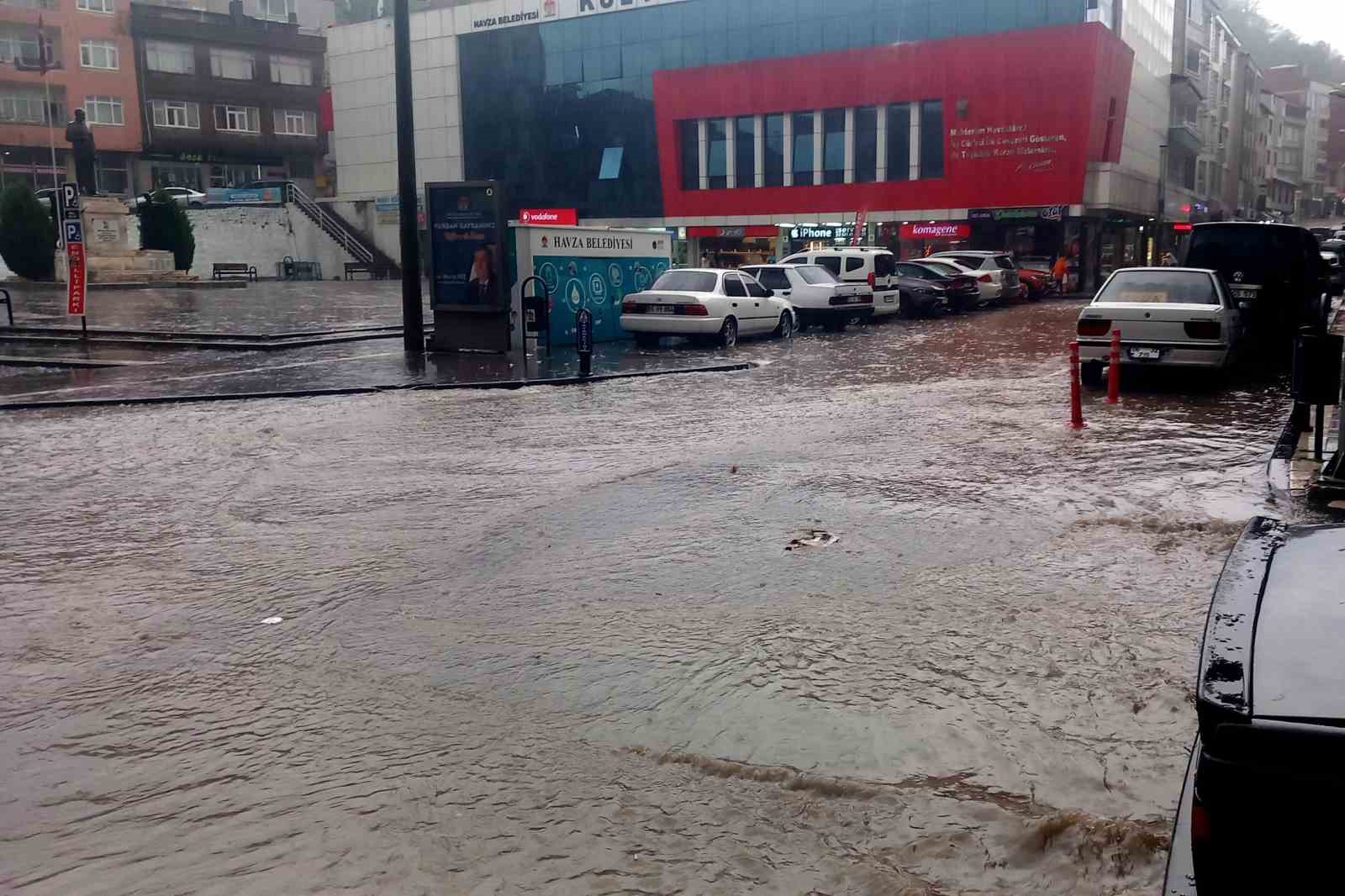 Havza’da sağanak ve dolu hayatı olumsuz etkiledi
