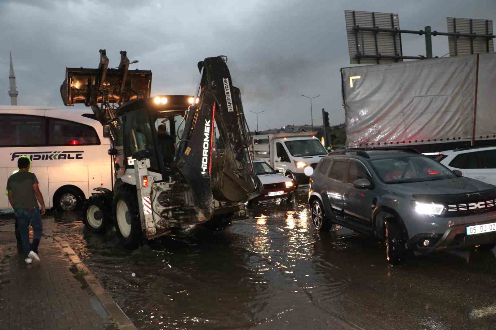 Havza’da sağanak ve dolu hayatı olumsuz etkiledi
