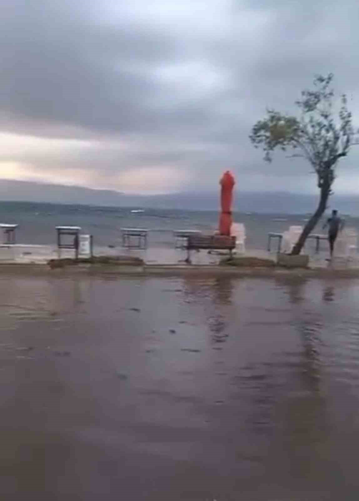 Bursa’da lodos denizi taşırdı, sahil kenarı göle döndü
