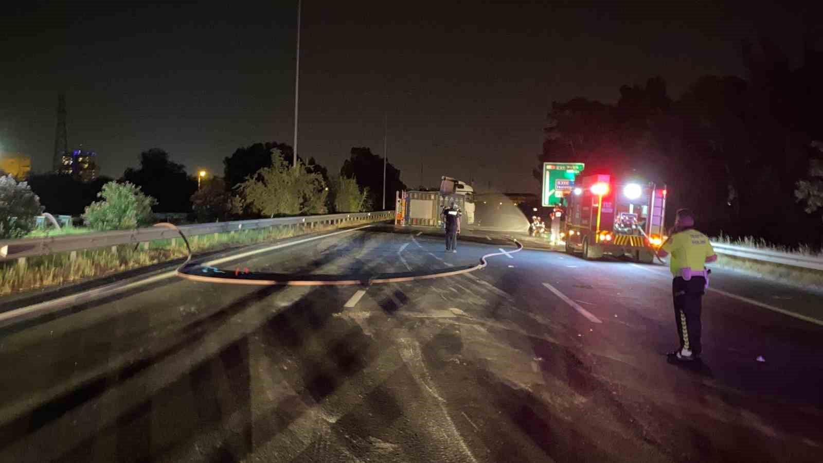 Doğalgaz yüklü tır devrildi, otoyol trafiğe kapatıldı
