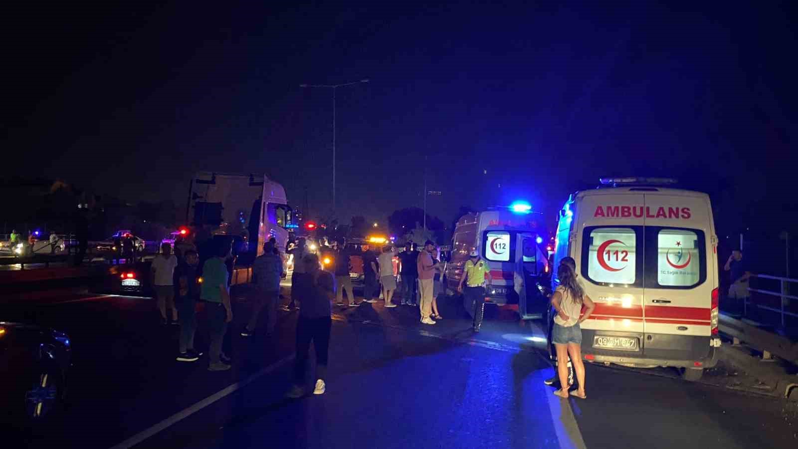 Doğalgaz yüklü tır devrildi, otoyol trafiğe kapatıldı
