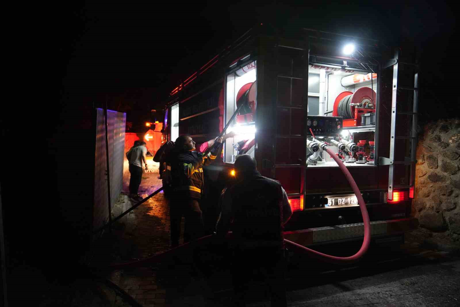 Niğde’de fırtına ağaçları devirdi, kopan elektrik telleri yangına sebep oldu
