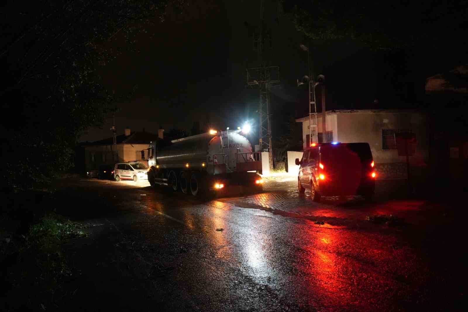 Niğde’de fırtına ağaçları devirdi, kopan elektrik telleri yangına sebep oldu
