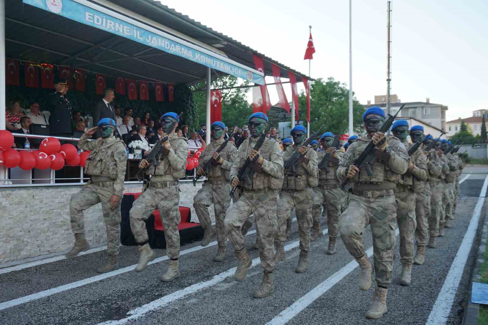 Jandarmanın Taka ve Yama isimli köpekleri gösteri yaptı
