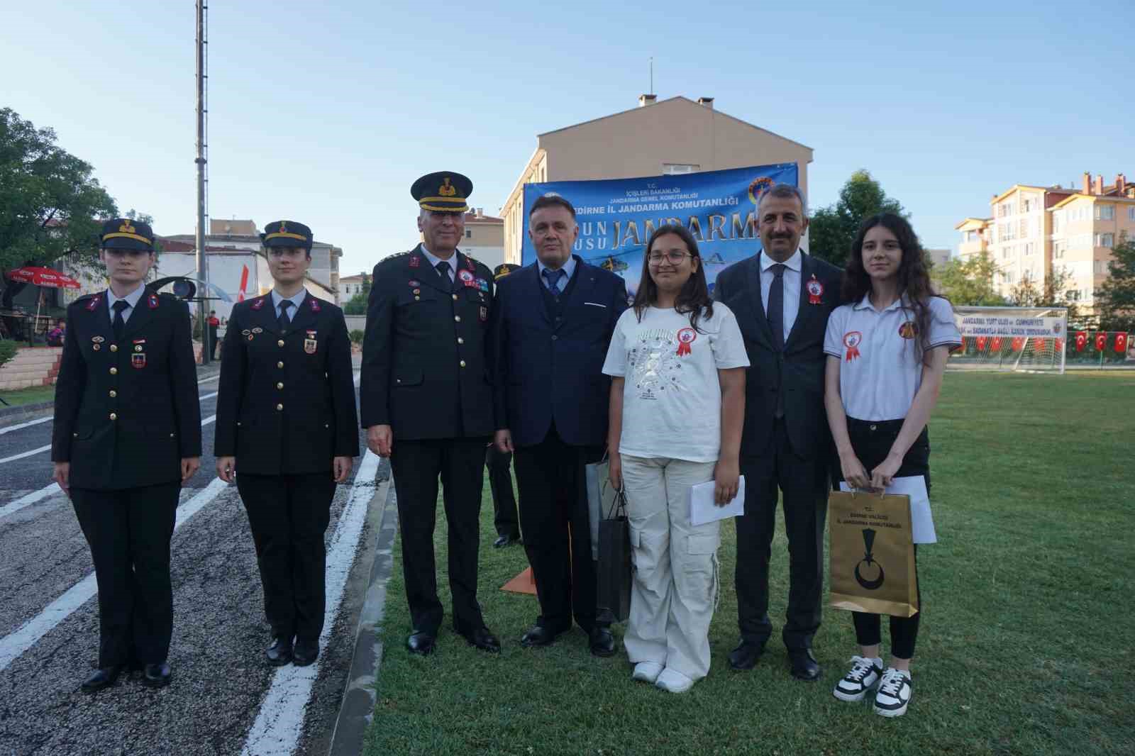 Jandarmanın Taka ve Yama isimli köpekleri gösteri yaptı
