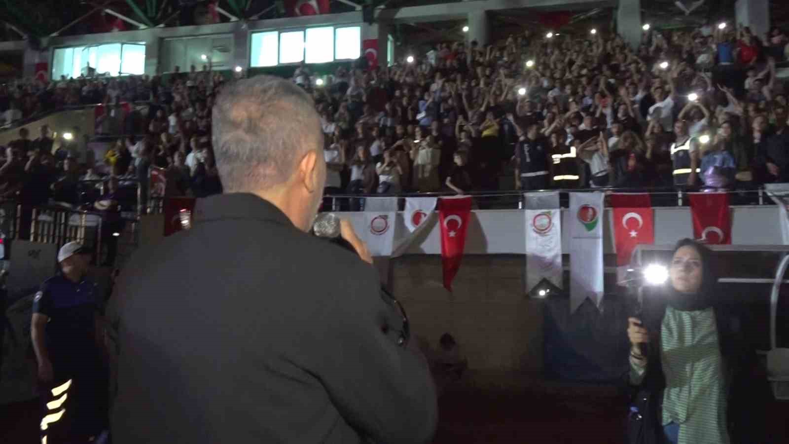 Haluk Levent’ten Amasya’da tribünde konser
