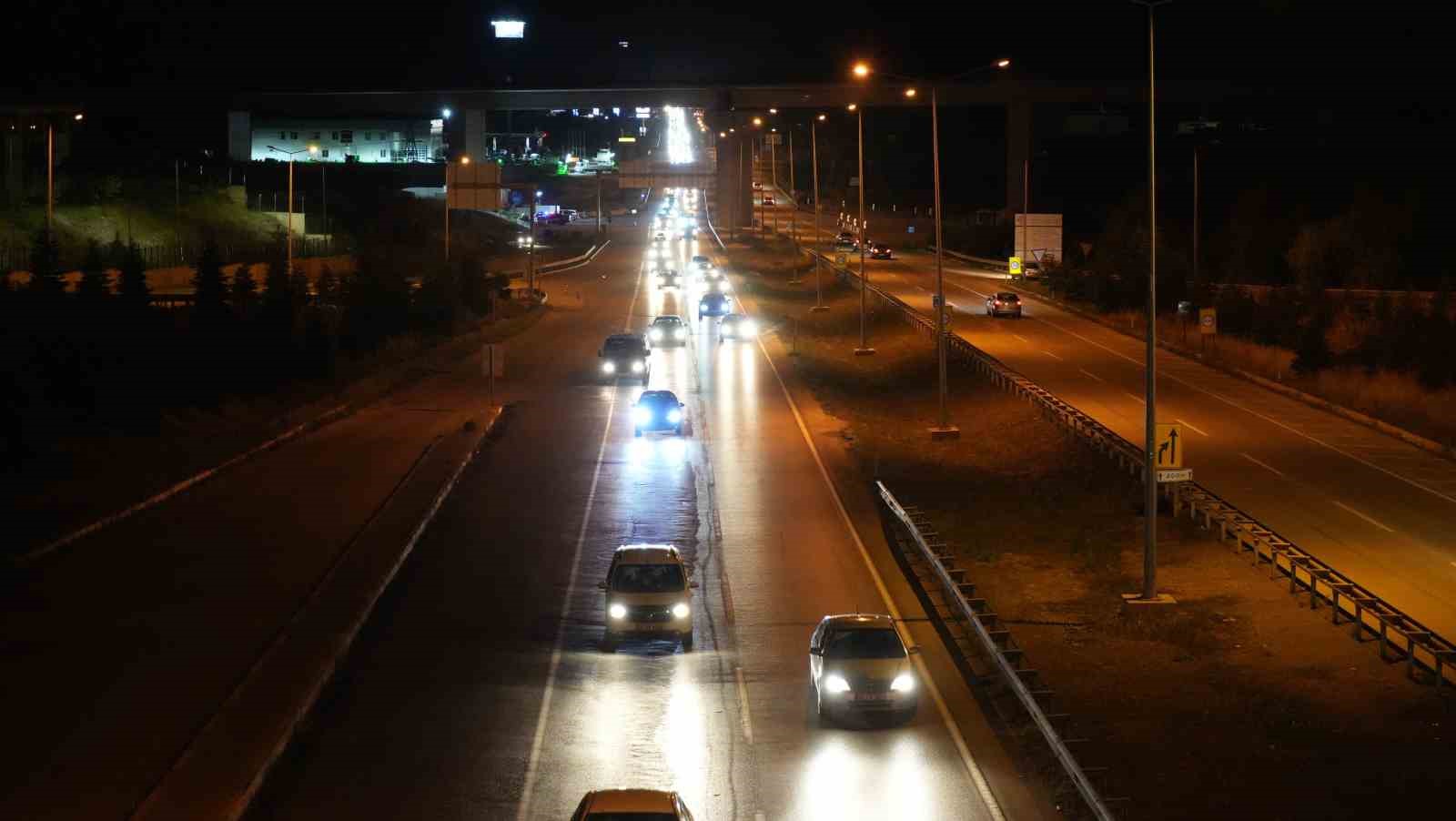 43 ilin geçiş noktasında gece yarısı trafik yoğunluğu böyle görüntülendi
