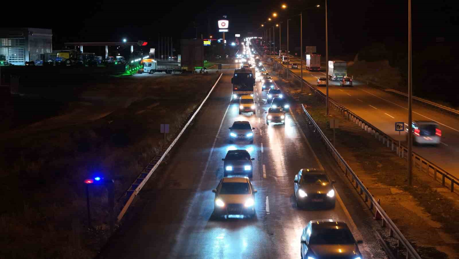 43 ilin geçiş noktasında gece yarısı trafik yoğunluğu böyle görüntülendi
