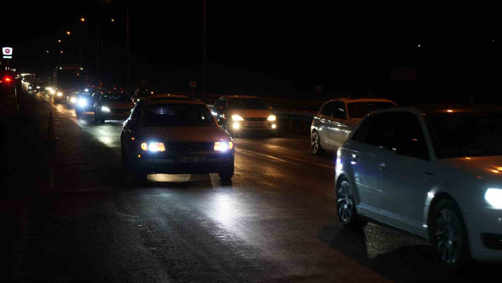 43 ilin geçiş noktasında gece yarısı trafik yoğunluğu böyle görüntülendi
