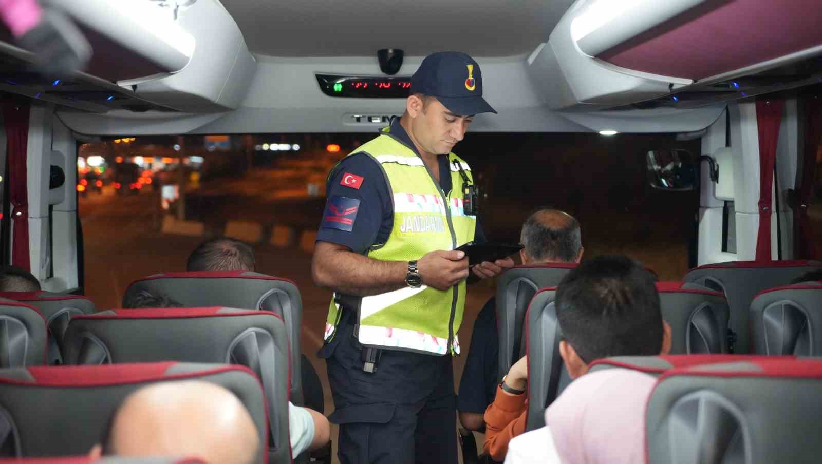 43 ilin geçiş noktasında gece yarısı trafik yoğunluğu böyle görüntülendi
