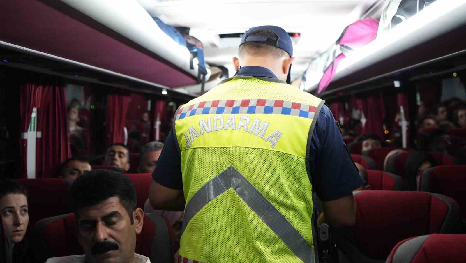 43 ilin geçiş noktasında gece yarısı trafik yoğunluğu böyle görüntülendi
