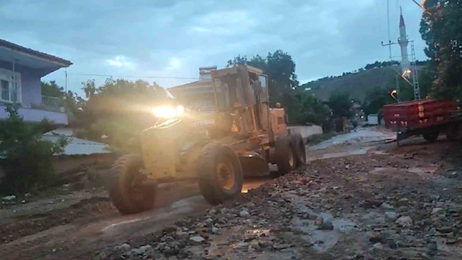 Kuvvetli yağış sele neden oldu, köy yollarında tahribat oluştu
