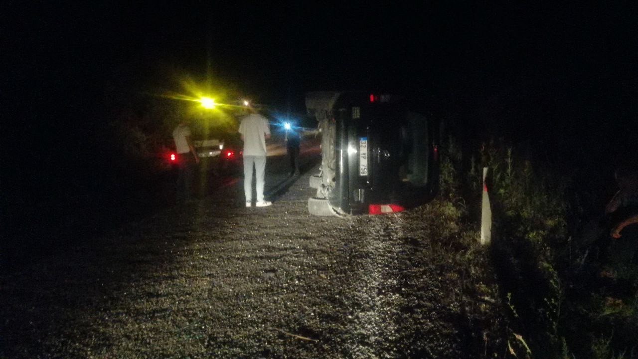 Isparta’da hafif ticari araç ile minibüs çarpıştı: 2’si çocuk 4 yaralı
