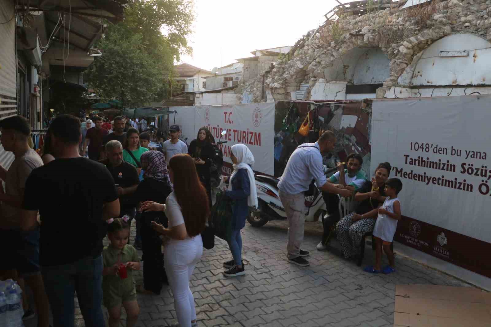 Depremin yıktığı çarşıda eski günleri aratmayan bayram alışverişi
