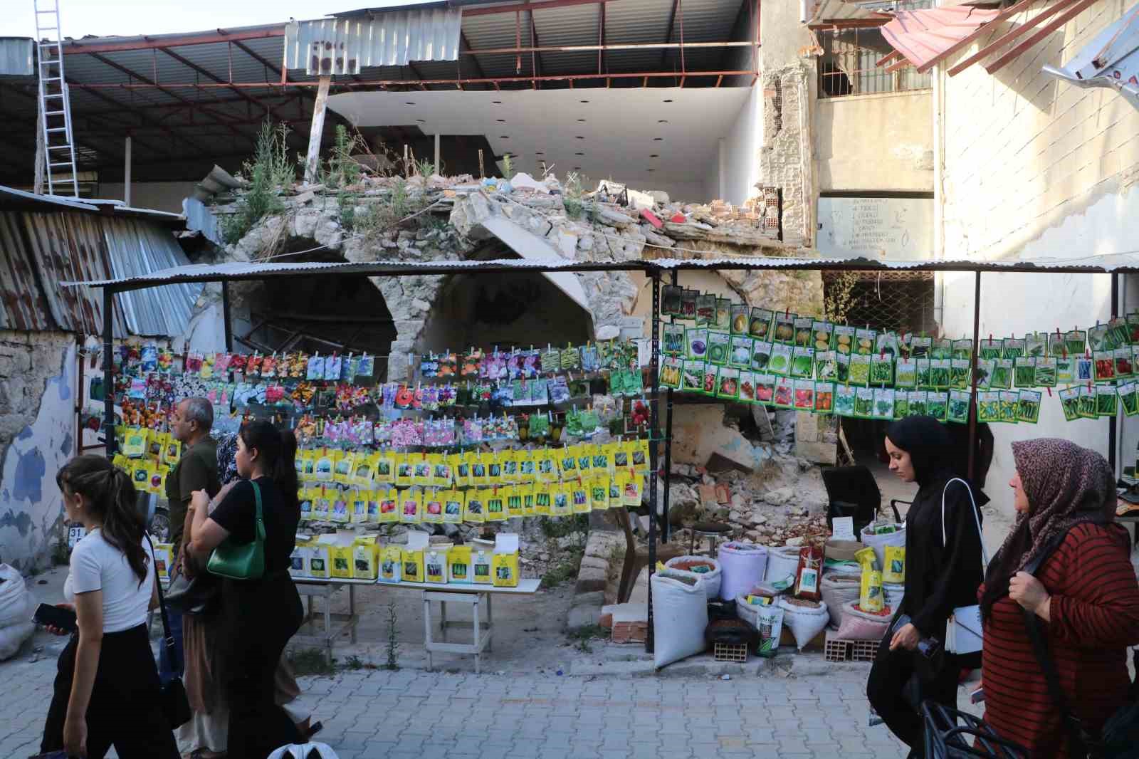 Depremin yıktığı çarşıda eski günleri aratmayan bayram alışverişi
