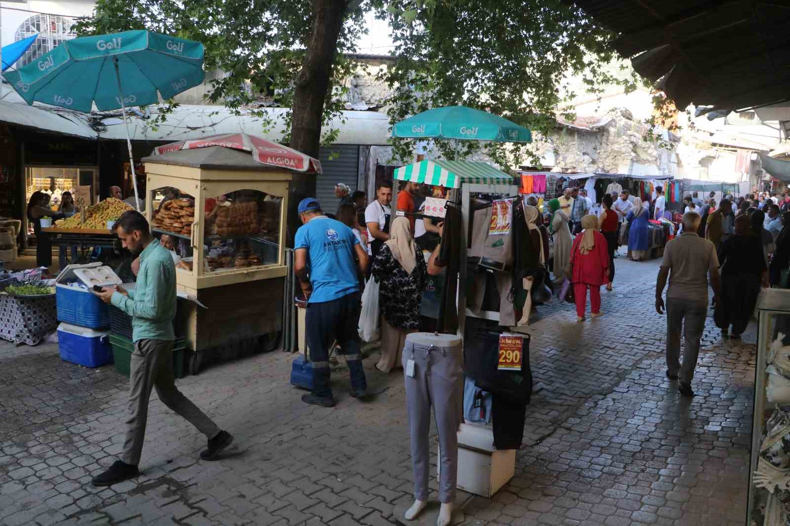 Depremin yıktığı çarşıda eski günleri aratmayan bayram alışverişi
