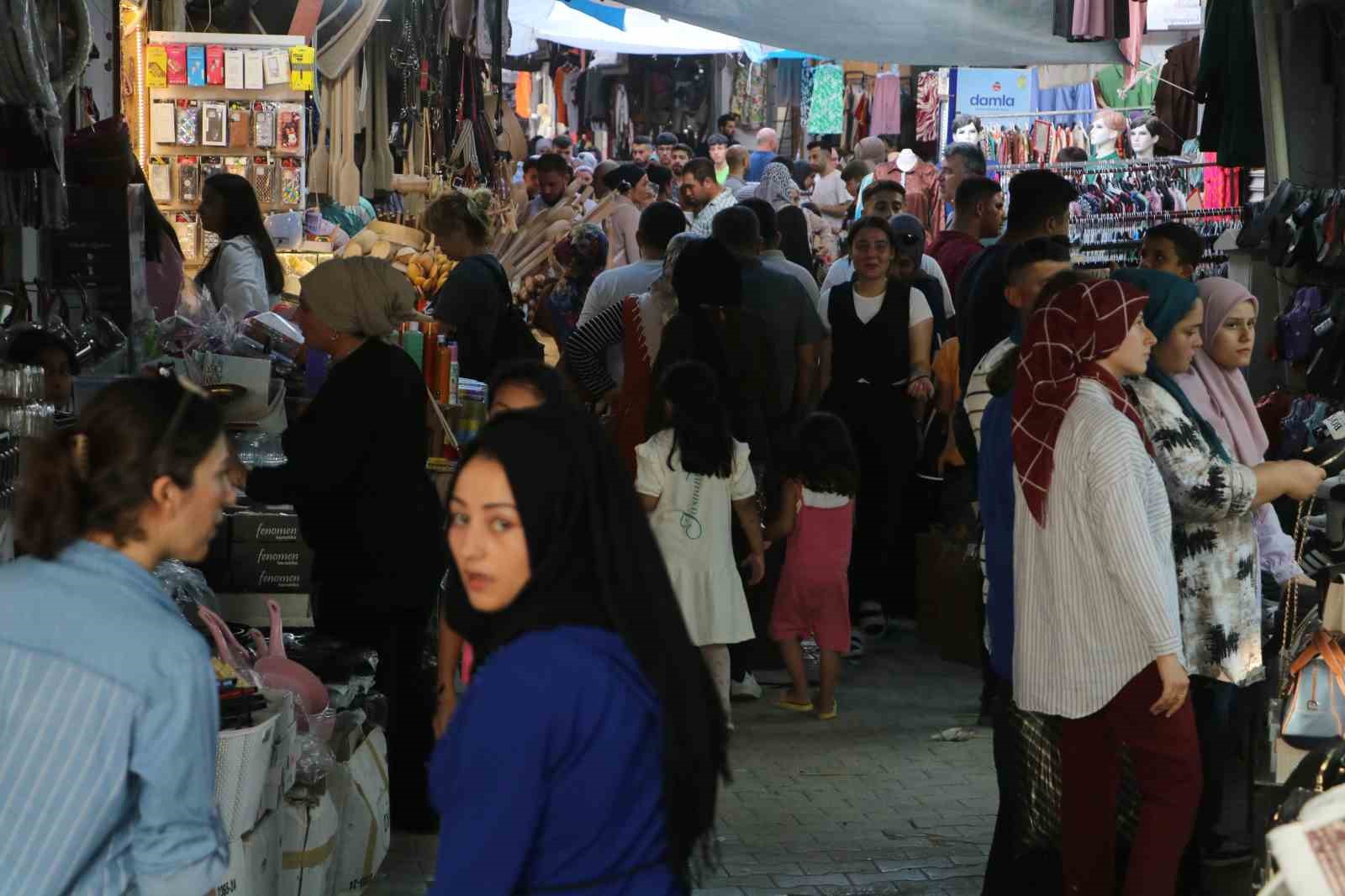 Depremin yıktığı çarşıda eski günleri aratmayan bayram alışverişi
