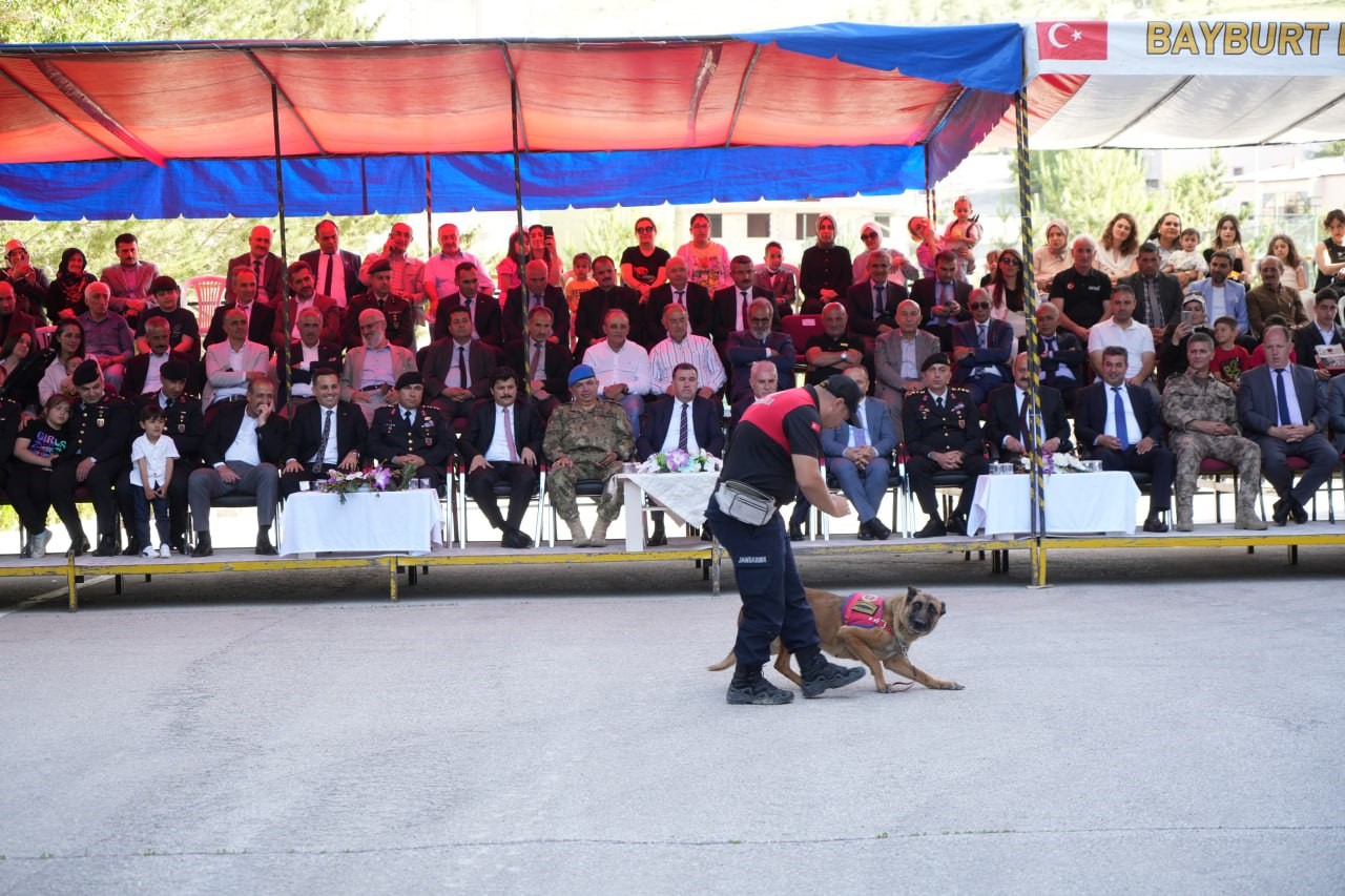 Komandolar zeybek performansıyla göz doldurdu
