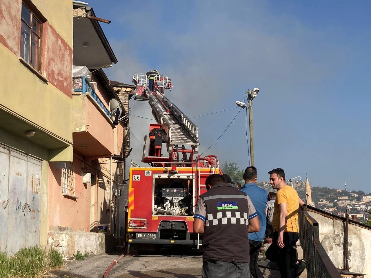 Bayburt’ta çıkan yangında 3 ev hasar gördü
