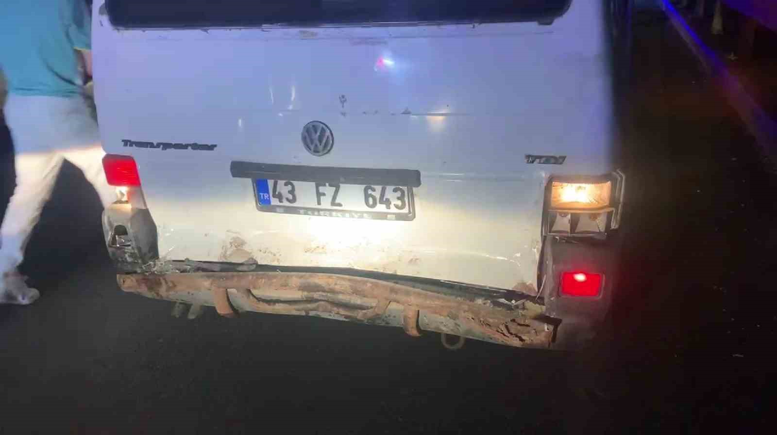 Kütahya’da minibüs ile otomobil çarpıştı: 1 yaralı
