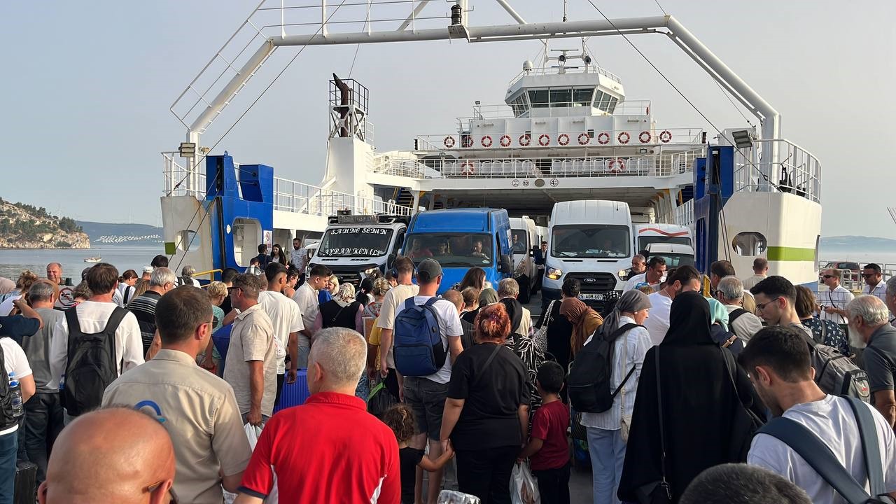 Erdek iskelesinde bayram tatili yoğunluğu
