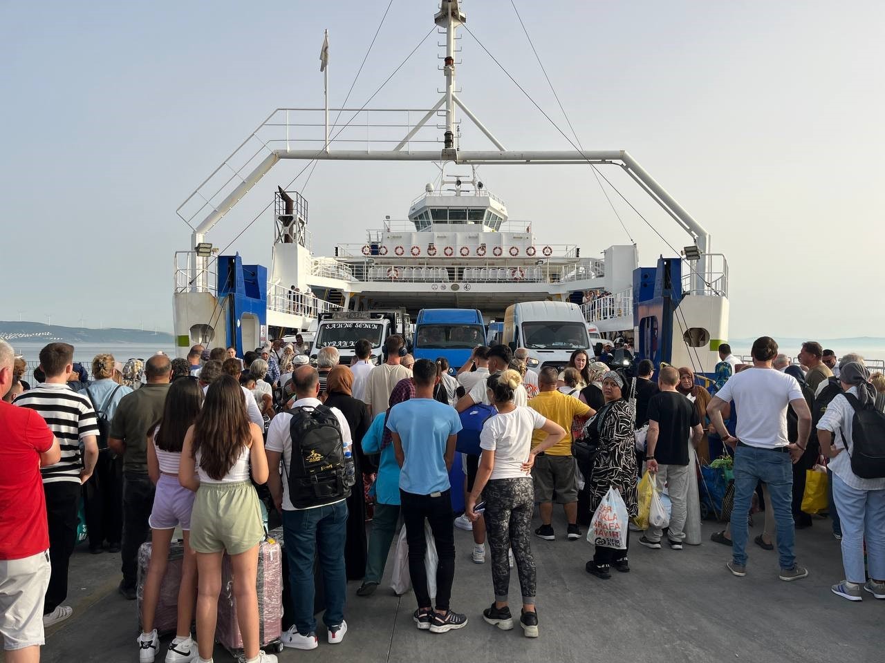 Erdek iskelesinde bayram tatili yoğunluğu
