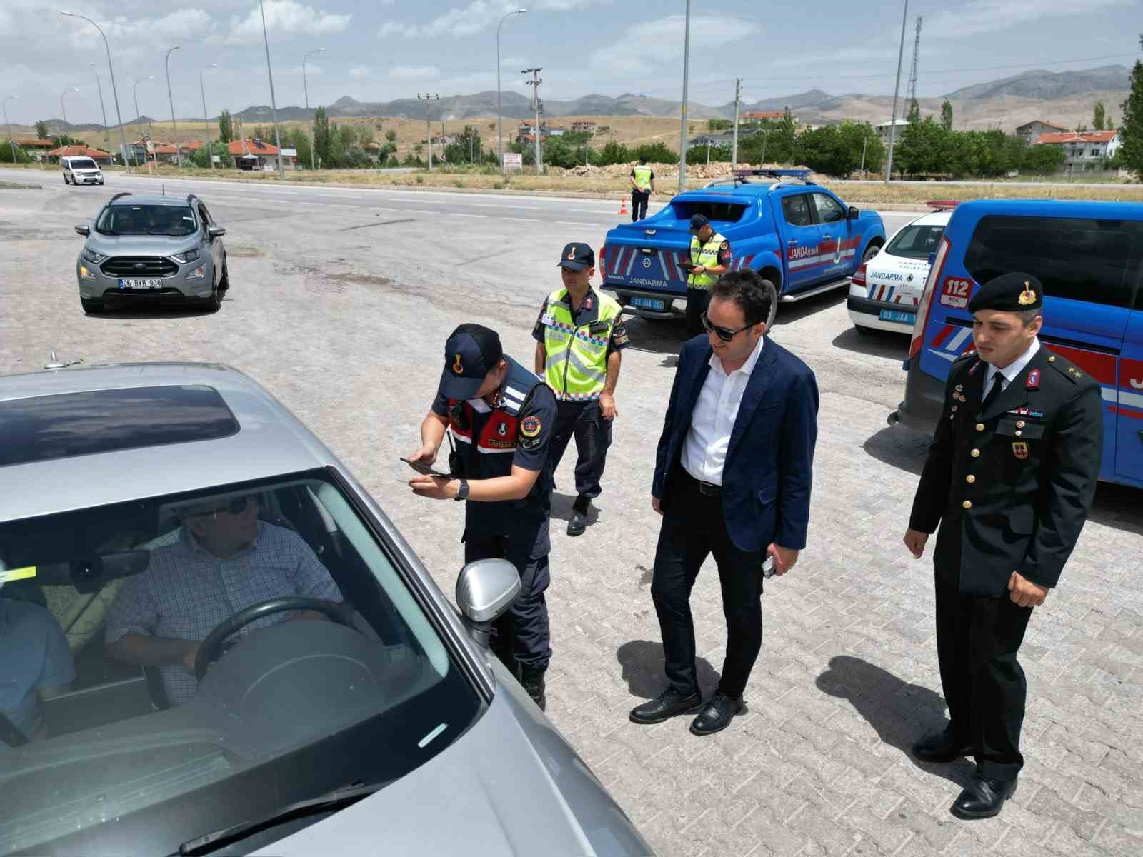 Kaymakam trafik denetimine katılıp, sürücüleri uyardı
