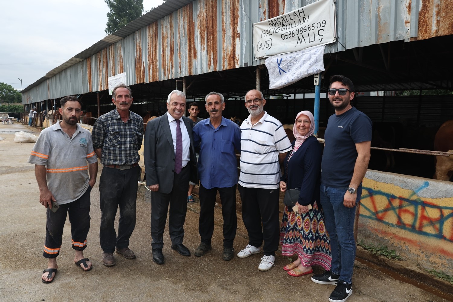 Başkan Şadi Özdemir, kurban pazarını gezdi
