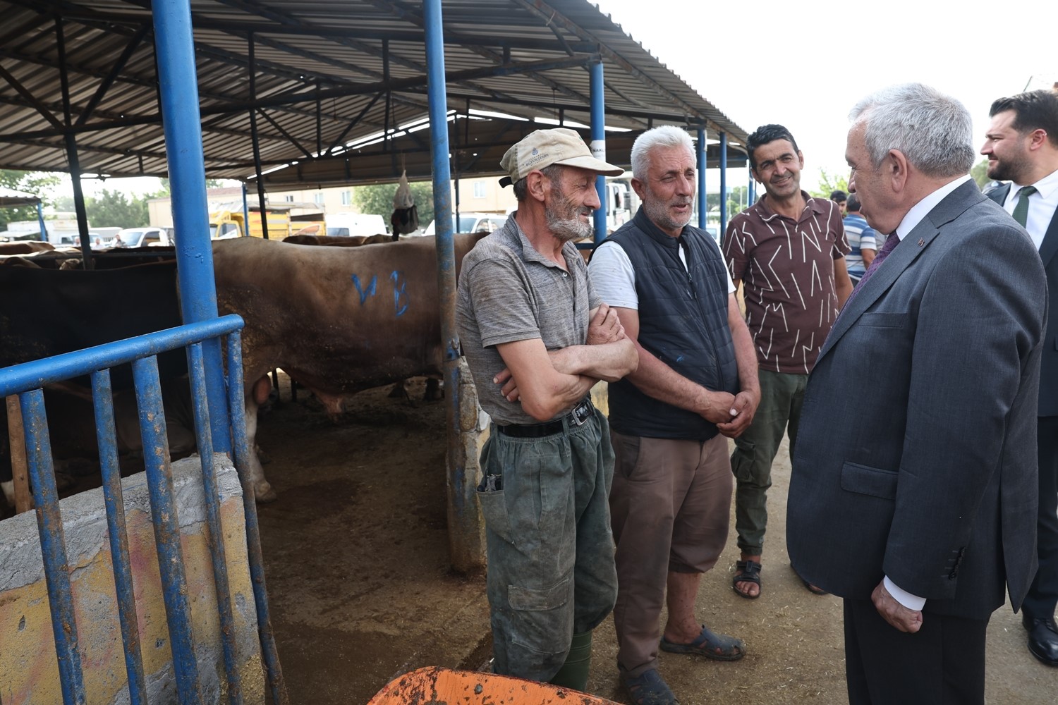 Başkan Şadi Özdemir, kurban pazarını gezdi
