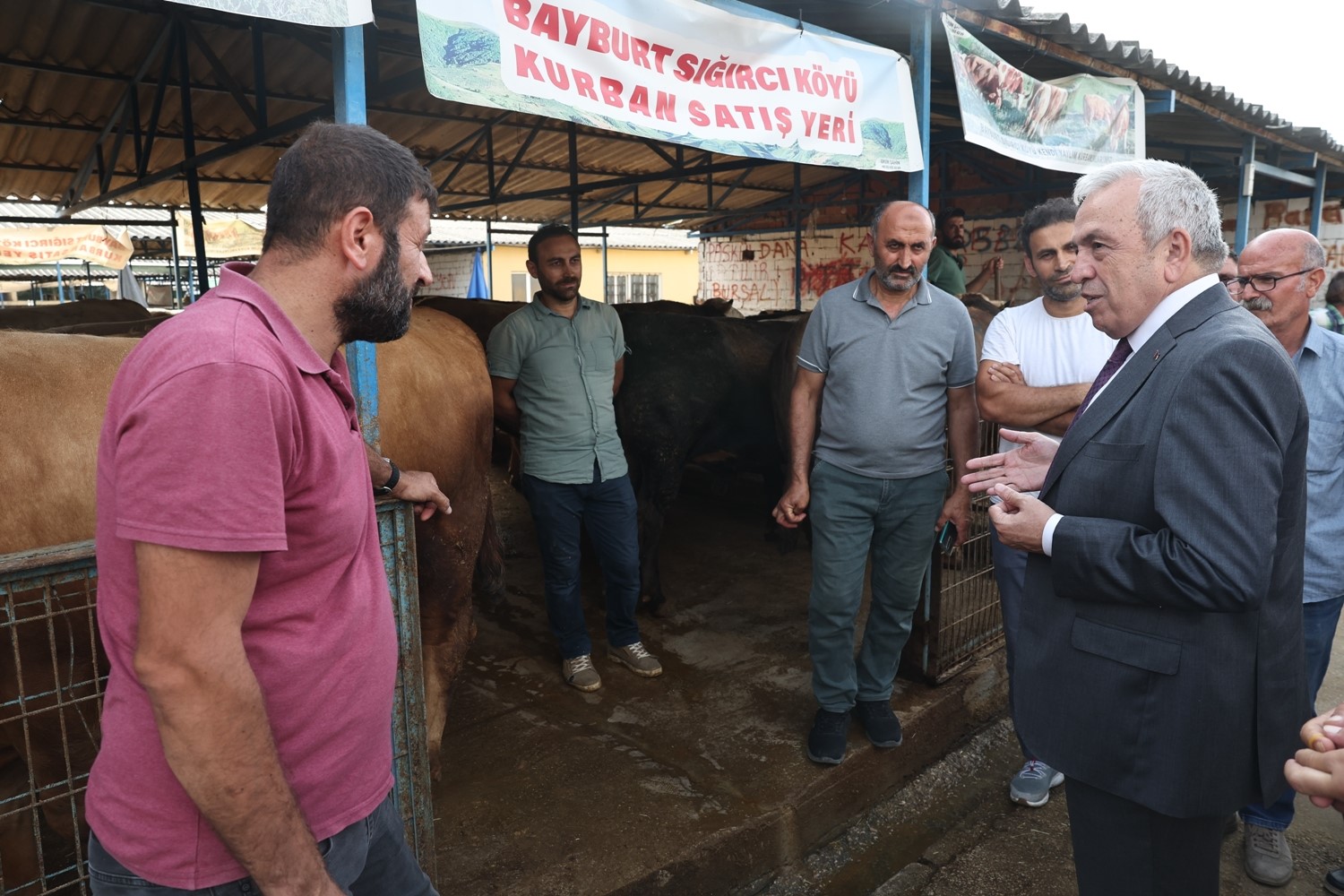 Başkan Şadi Özdemir, kurban pazarını gezdi
