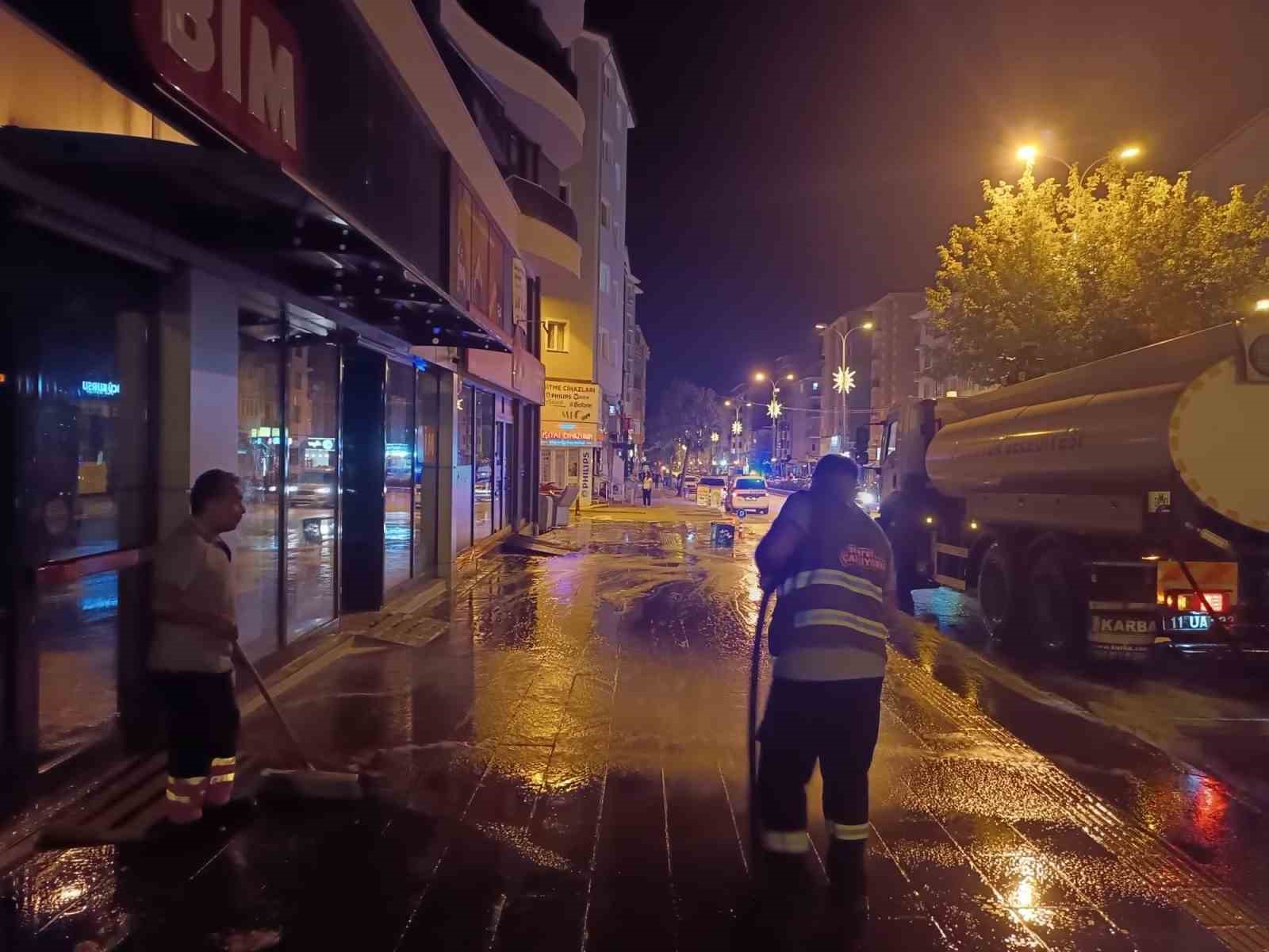 Bozüyük’te ana cadde kaldırımları köpüklü yıkama ile temizleniyor
