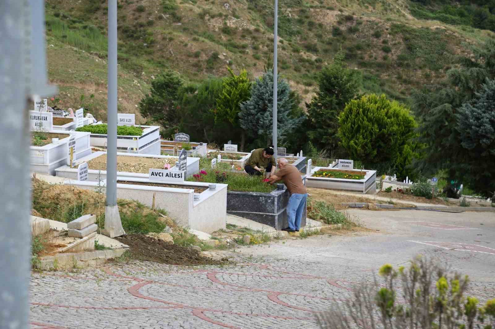 Mezarlık ziyaretleri için 20 bin çiçek dağıtıldı
