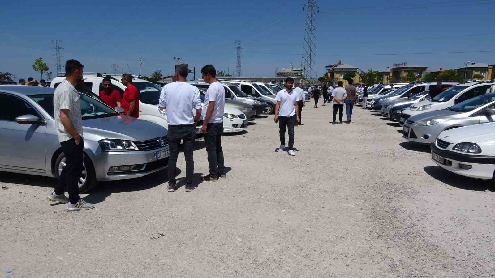 Van’da Kurban Bayramı arefesinde açık oto pazarında yoğunluk
