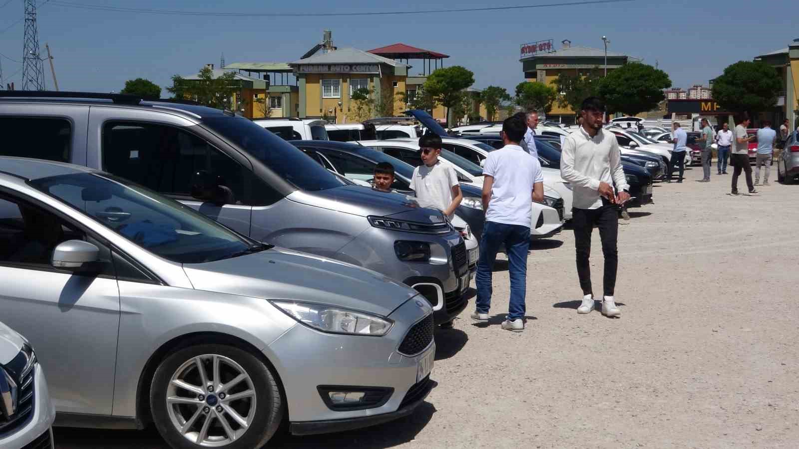 Van’da Kurban Bayramı arefesinde açık oto pazarında yoğunluk
